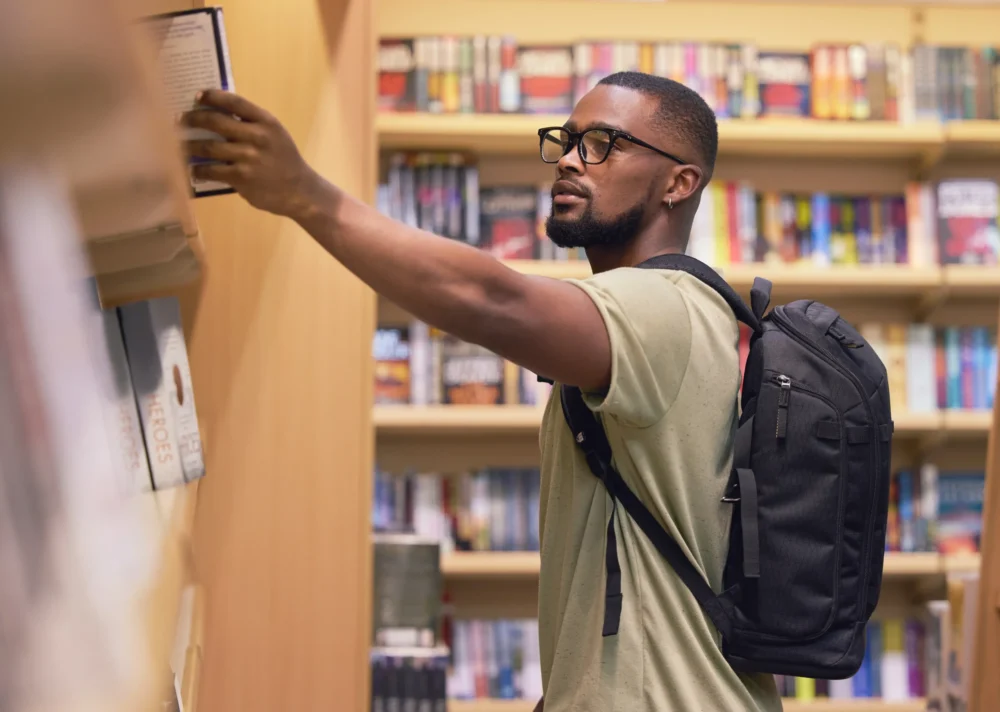 étudiant à la bibliothèque