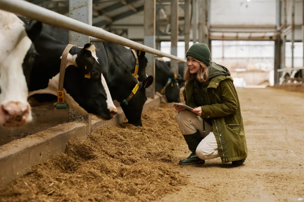 jeune femme dans une ferme