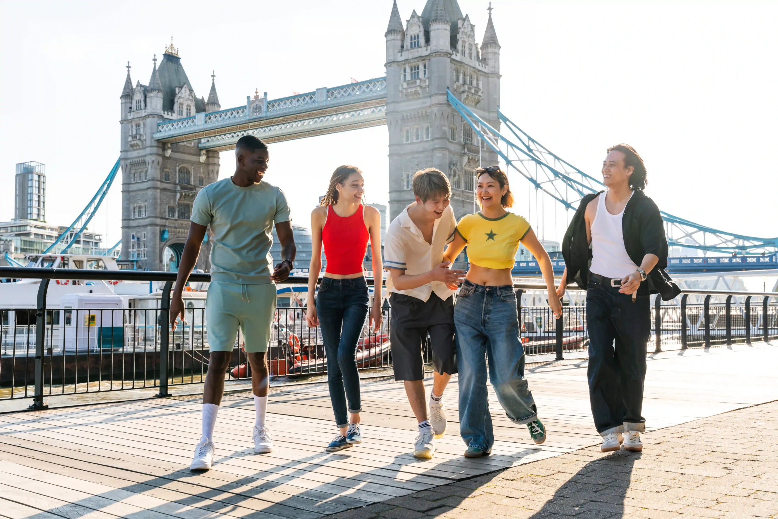 Groupe d'amis à Londres