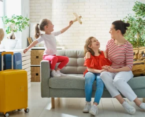 Femme enfants préparation voyage
